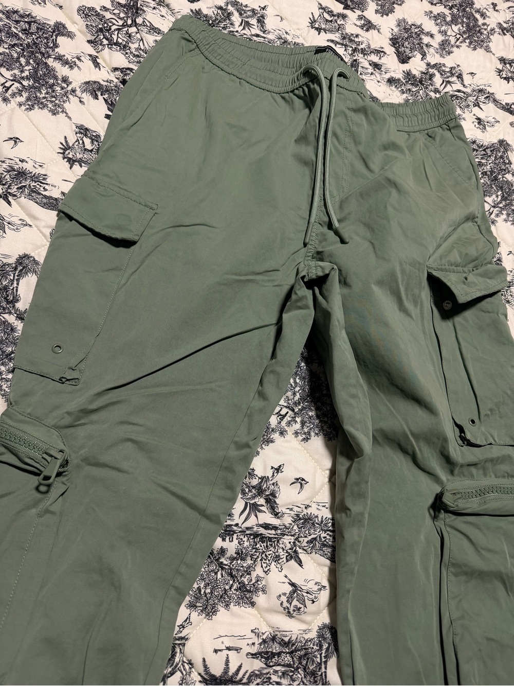 Men's Olive Green Cargo Pants with Drawstring Waist and Multiple Pockets